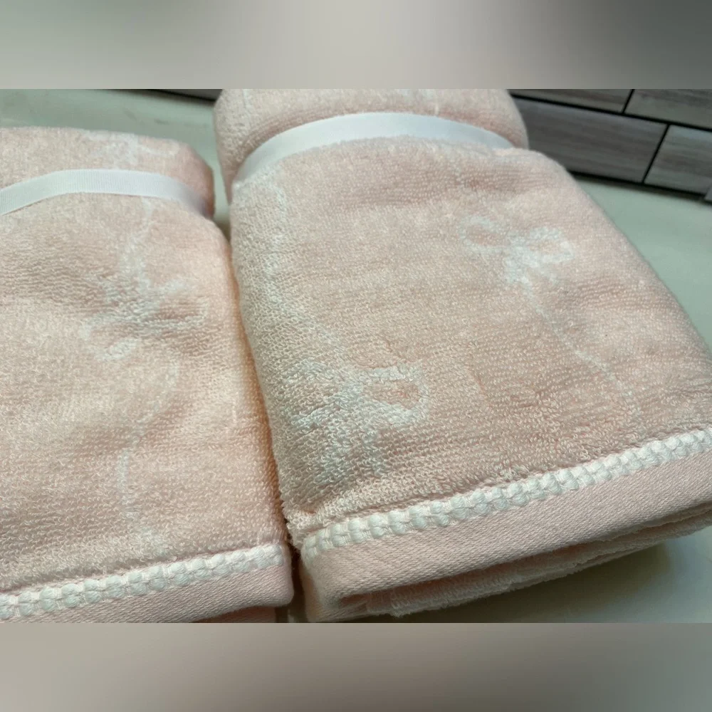Cupcakes and Cashmere ❤️Baby Pink Bow (2)Hand  &(2) Tip Towel Set NWT